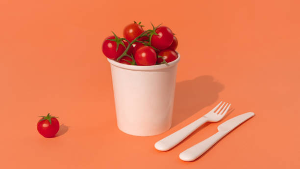 tomates cereja frescos em um copo de papel - kitchen knife raw food food and drink fork - fotografias e filmes do acervo