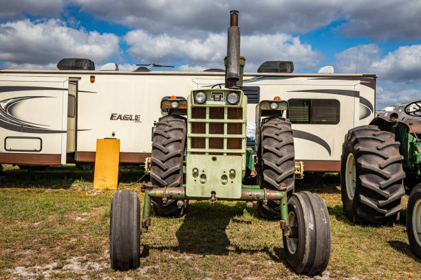 1972 oliver 1855 2wd tractor - 1855 imagens e fotografias de stock