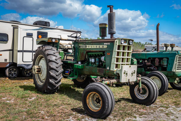 1972 oliver 1855 tractor 2wd - 1855 fotografías e imágenes de stock