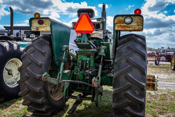 1972 oliver 1855 2wd tractor - 1855 imagens e fotografias de stock