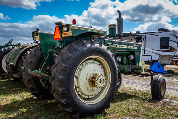 1972 oliver 1855 tractor 2wd - 1855 fotografías e imágenes de stock