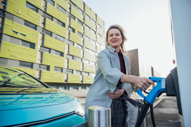 businesswoman na empresa electric car charging point - battery status - fotografias e filmes do acervo