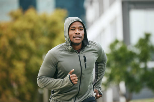 Fitness, runner or black man running in city for body training, exercise or workout with focus in Miami, Florida. City, mindset or healthy sports athlete with wellness goals, motivation or mission fitness, corredor u hombre negro corriendo en la ciudad para entrenamiento corporal, ejercicio o entrenamiento con enfoque en miami, florida. atleta de libertad, mentalidad o deportes saludables con objetivos de bienestar, motivación o misión