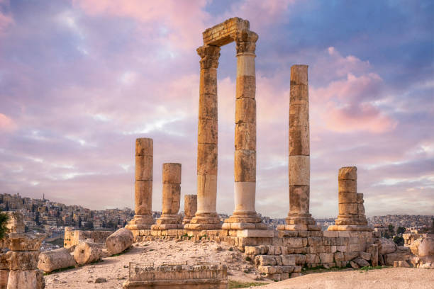 antico tempio di ercole, amman, giordania - unesco world heritage site cloud day sunlight foto e immagini stock