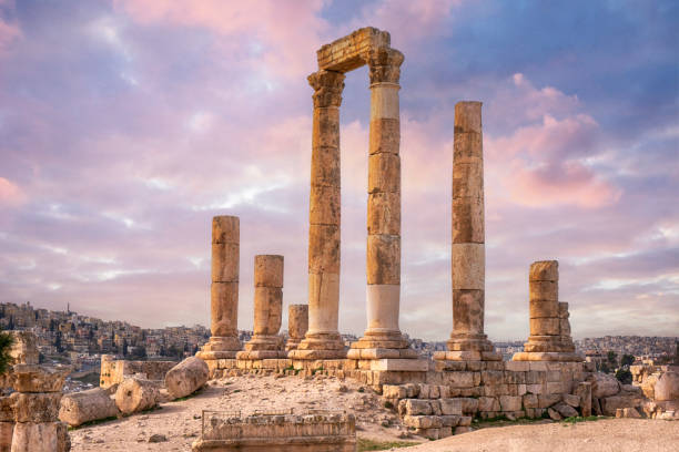 starożytna świątynia herkulesa, amman, jordania - unesco world heritage site cloud day sunlight zdjęcia i obrazy z banku zdjęć
