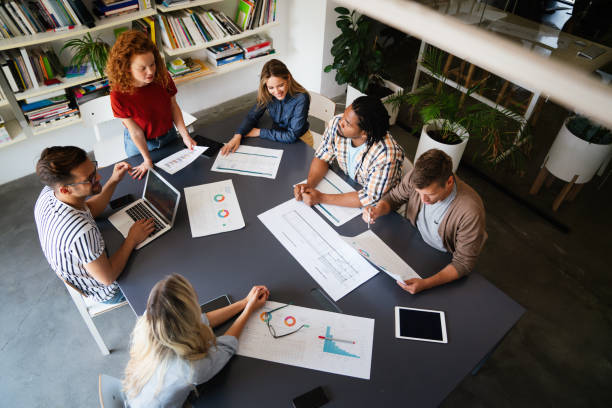 processo collaborativo di persone qualificate multiculturali durante la riunione di brainstorming in ufficio - riunione del personale foto e immagini stock