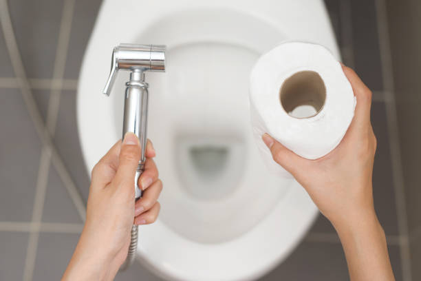 equipe de limpeza examinando o pulverizador do banheiro. - bidet - fotografias e filmes do acervo