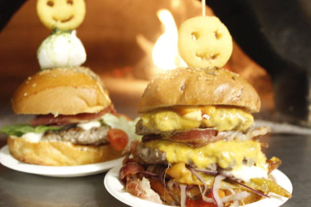 la hamburguesa más gorda y sabrosa del mundo. - fattest fotografías e imágenes de stock