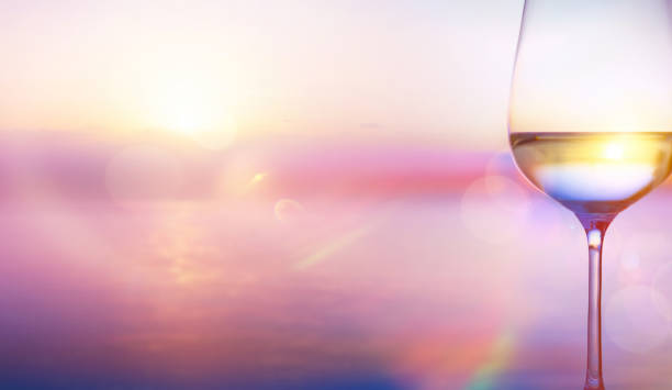 vino blanco de arte en el fondo del mar de verano - wine red wine pouring wineglass fotografías e imágenes de stock