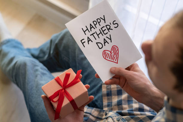 trabajo en casa con tarjeta día del padre y el regalo del padre - businessman 30s low key surprise fotografías e imágenes de stock