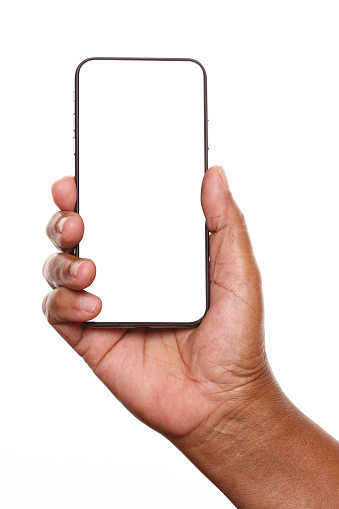 Mujeres sosteniendo la mano del teléfono inteligente con la pantalla en blanco aislada mientras que el fondo photo