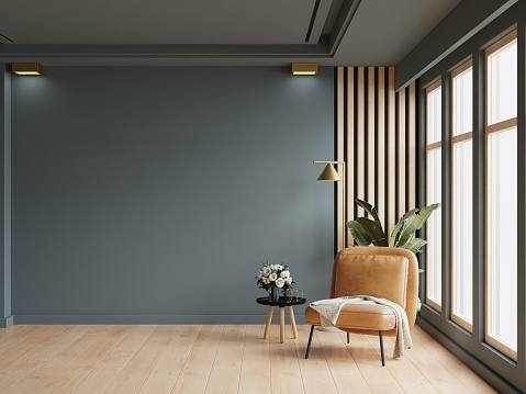 Acogedor interior moderno de la sala de estar con sillón de cuero y sala de decoración sobre fondo de pared azul oscuro vacío. photo