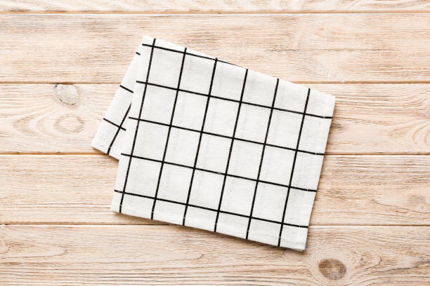 テーブルの背景に白い空のキッチンナプキンを持つ上面図。コピー用スペース付きのモックアップ用の折り畳まれた布、フラットレイ。最小限のスタイル - handkerchief ストックフォトと画像