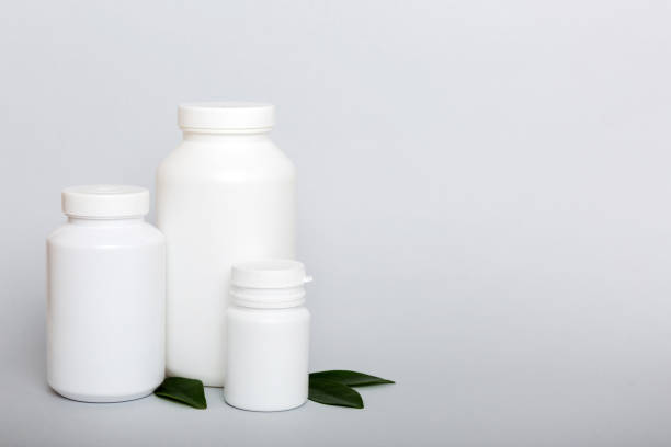 supplement pills with medicine bottle health care and medical top view. Vitamin tablets. Top view mockup bottle for pills and vitamins with green leaves, natural organic bio supplement, copy space. píldoras de suplemento con frasco de medicamentos cuidado de la salud y vista superior médica. tabletas vitamínicas. botella de maqueta de vista superior para píldoras y vitaminas con hojas verdes, suplemento bio orgánico natural, espacio de copia
