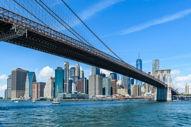 ブルックリン橋とマンハッタンの街並み - brooklyn bridge ストックフォトと画像