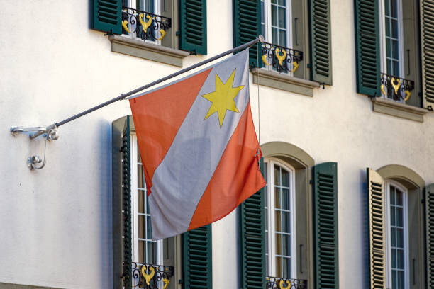 flaga na fasadzie zabytkowego domu w city of thun w słoneczny zimowy dzień. - thun switzerland facade european culture zdjęcia i obrazy z banku zdjęć