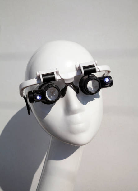 manekin w okularach powiększających z podwójnym okiem i oświetleniem led - lens barrel zdjęcia i obrazy z banku zdjęć