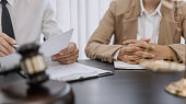 anwalts-und-mandantenverhandlung-in-der-