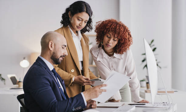 trabajo en equipo de administración, documentos de oficina o personas revisan datos financieros, financiamiento financiero o estadísticas contables. cartera de contabilidad, análisis fiscal o colaboración contable en el cumplimiento bancario - ajustar fotografías e imágenes de stock