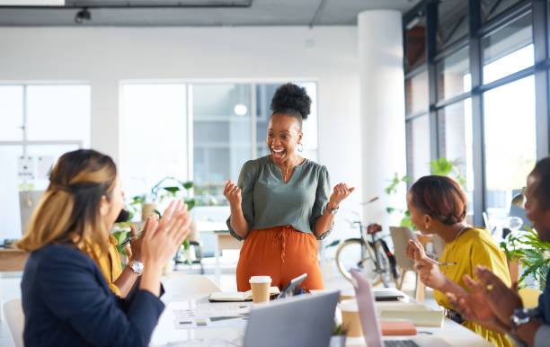 aplausos, negocios y mujer negra en el cargo por el trabajo en equipo, la motivación o la celebración en el encuentro. gerente feliz, éxito y palmas en el apoyo ganador, felicidad o objetivos de colaboración entusiasmados - team support fotografías e imágenes de stock