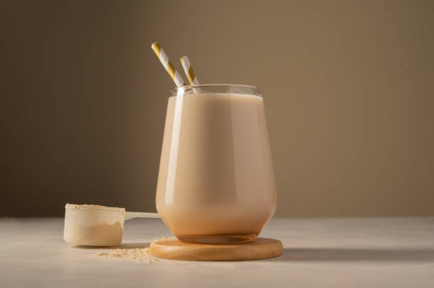 boisson protéinée saine au chocolat avec de la paille et de la poudre de protéines - superfood photos et images de collection