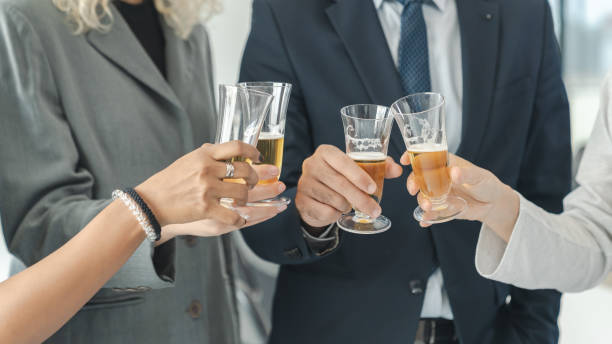 geschäftsleute trinken champagner, um erfolge zu feiern - ceo greeting suit meeting stock-fotos und bilder
