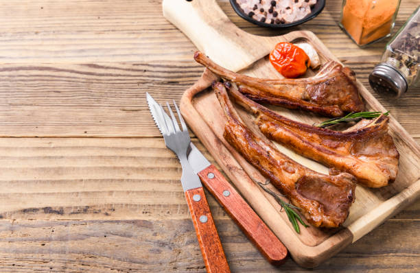 新鮮な珍味トマホークラムチョップ - rack of lamb chop raw meat ストックフォトと画像