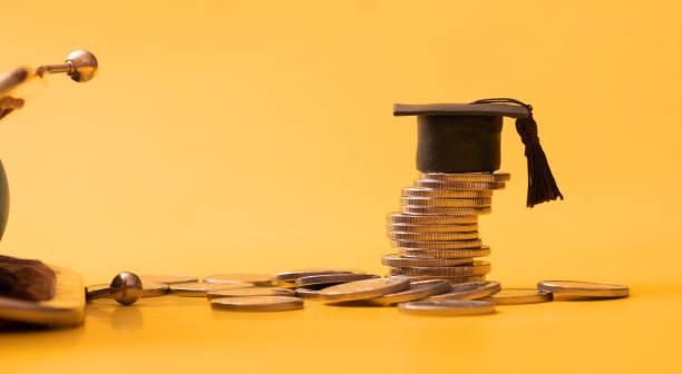 boné graduado com moedas e fragmento de carteira em fundo laranja. conceito de literacia financeira - graduated cylinder - fotografias e filmes do acervo