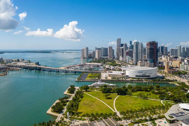 disparo aéreo de drones - miami beach fotografías e imágenes de stock