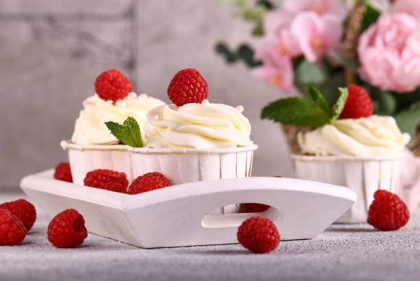 fresh dessert cupcake with vanilla cream - 13520 imagens e fotografias de stock