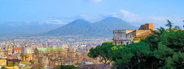 ナポリ、イタリア。前景にいくつかの松の木がある、コルソヴィットリオエマヌエーレからの眺め。背景にはベスビオ山。バナーヘッダー画像。 - santa chiara ストックフォトと画像