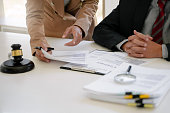 anwalt-mit-klage-der-sich-mit-dem-mandanten-trifft-und-die-vertragsvereinbarung-im.jpg?b=1&s=170x170&k=20&c=Tc6uxRKXrEY-mBmQzCy_zK3hqdQGXLGE8S7jgxHnnHI=