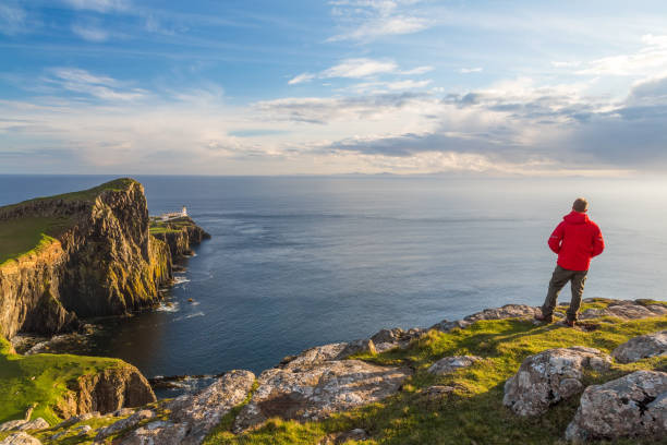 hombre admirando la vista, faro, neist point, isla de skye, escocia - scottish travel fotografías e imágenes de stock