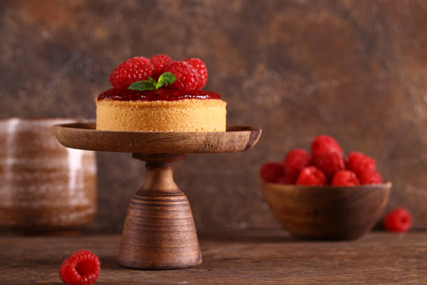 dessert tartlet with fresh organic raspberries - 13585 imagens e fotografias de stock