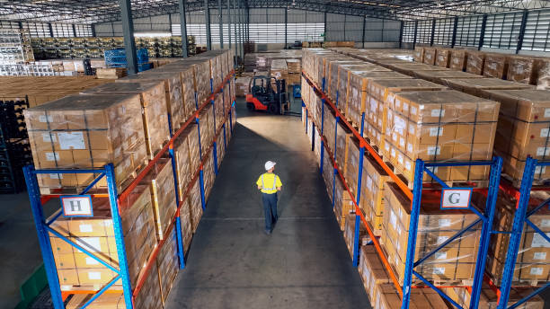 luftaufnahme von lagerarbeitern, die im auslieferungslager arbeiten und gehen - storage containers stock-fotos und bilder