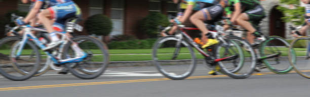 profesjonalny wyścig kolarski mężczyzn z panoramowaniem motion blur. kadrowanie nagłówka panoramy dla obszaru kopiowania krajobrazu. - racing bicycle cyclist sports race panning zdjęcia i obrazy z banku zdjęć