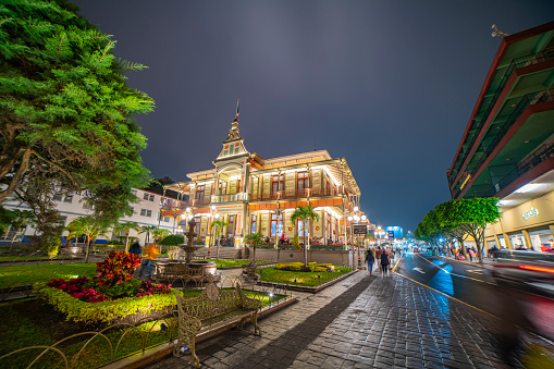 Veracruz, México - 03 de Enero de 2021: Hermoso palacio de hierro en el centro de la hermosa ciudad de Orizaba muy iluminado en una calle principal en una noche tranquila
