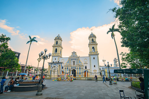 Veracruz, México - 22 de Mayo de 2021: vista panorámica de la hermosa Catedral de la Inmaculada Concepción en el centro de Córdoba junto al famoso Parque 21 de Mayo con una puesta de sol violeta