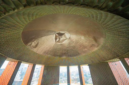 Ciudad de México - 01 de Abril de 2021: pequeña cúpula superior en la parte superior del monumento a la revolución con una abolladura causada por un rayo