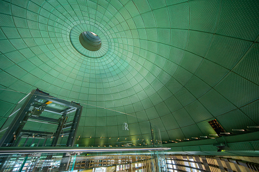 Ciudad de México - 01 de Abril de 2021: Panorámica de la enorme cúpula interior del monumento a la revolución pintada de verde