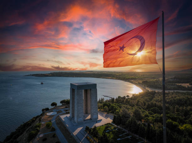 canakkale - turquia, península de gallipoli, onde as batalhas terrestres e marítimas de canakkale ocorreram durante a primeira guerra mundial. monumento dos mártires e enseada de anzac. sessão de fotos com drone na paisagem do pôr do sol. - dardanelles - fotografias e filmes do acervo