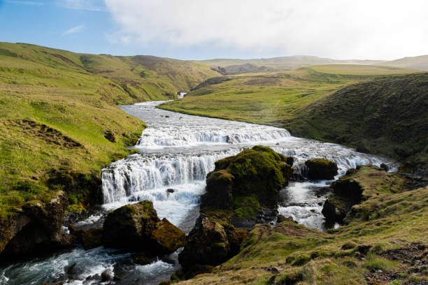 cascade hestavadsfoss le long du sentier fimmvorduhals dans le sud de l’islande - fimmvorduhals photos et images de collection