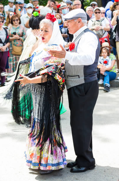 la tradición del "chotis" sigue viva en la pradera de san isidro de madrid, donde las parejas disfrutan de un baile de chotis con elegancia y alegría - parade music music festival town fotografías e imágenes de stock