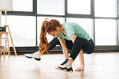 positive-sportliche-junge-frau-in-sportkleidung-die-zu-hause-auf-dem-hintergrund-des-fensters.jpg?b=1&s=170x170&k=20&c=lQ0cFoxMR23mJ44PiBcg89Vr0X-yRZm8iDjc42k-x2M=