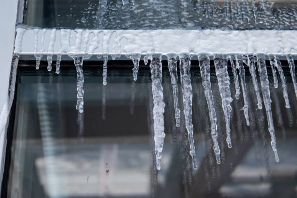 istock Modern glazed office building. Icicles and ice, thaw 1473593072