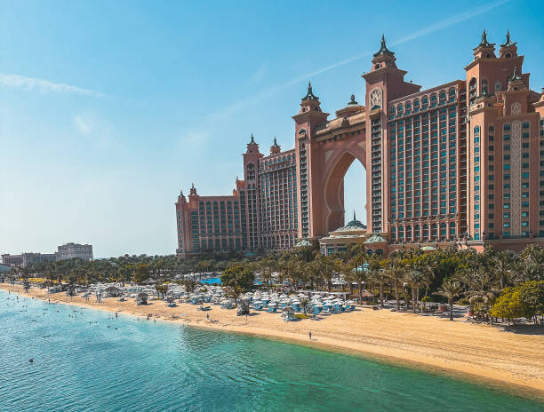 blick von der promenade und der straßenbahneinschienenbahn auf der insel the palm jumeirah in dubai, vereinigte arabische emirate - dubai beach hotel skyline stock-fotos und bilder