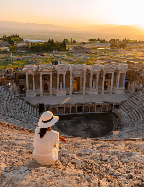 hierapolis starożytne miasto pamukkale turcja, młoda kobieta z kapeluszem oglądania zachodu słońca nad ruinami unesco - hierapolis zdjęcia i obrazy z banku zdjęć