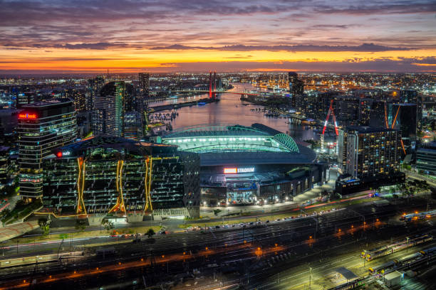 docklands w melbourne, australia o zmierzchu - docklands zdjęcia i obrazy z banku zdjęć