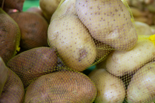 primer plano de las patatas - red potato raw potato market red fotografías e imágenes de stock