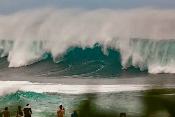 Huge wave on Oahu with people too close